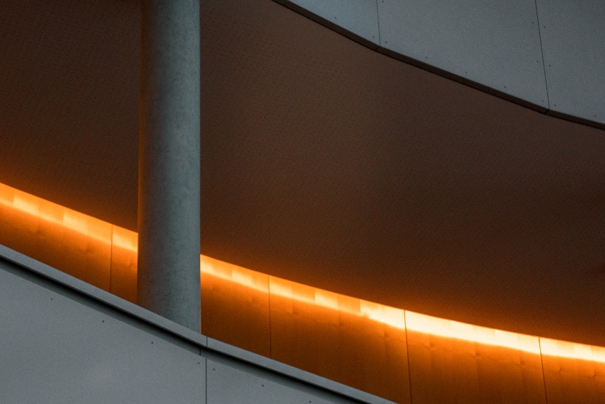 Gizli LED Aydınlatmalar: Tavan, Duvar ve Mobilyalarda Görünmeyen Tasarım Dokunuşları